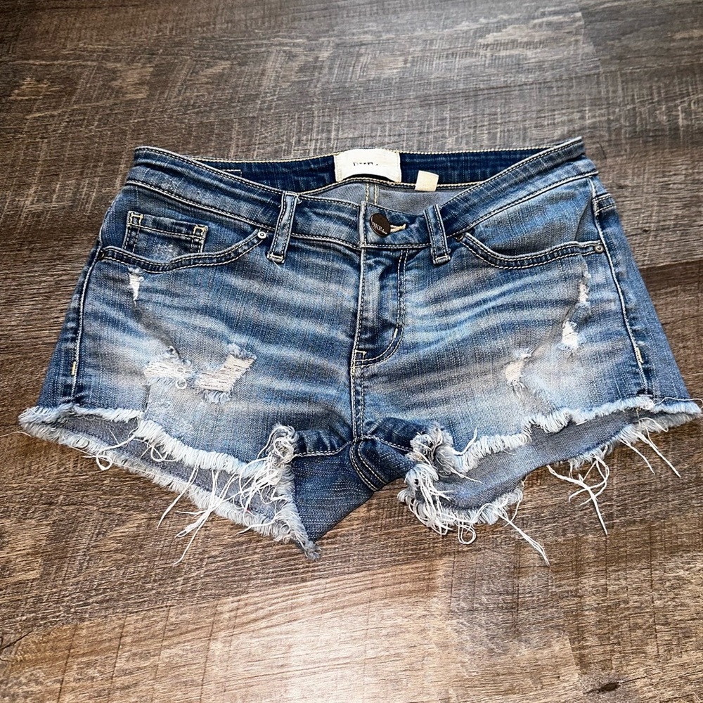 The Buckle BKE Stella distressed cut off Jean shorts women’s size 25